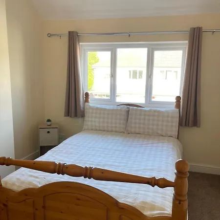 Spacious 3 Bed With Driveway 度假居 *