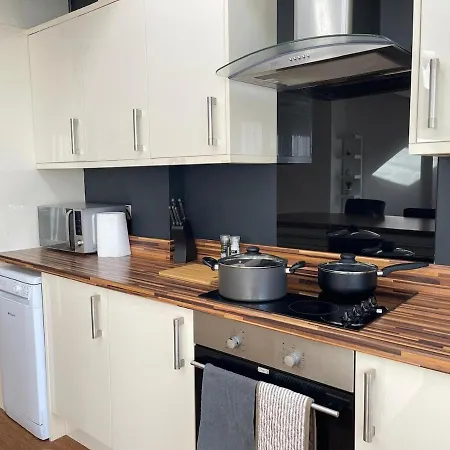 Spacious 3 Bed With Driveway *