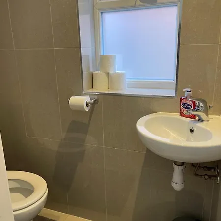 Spacious 3 Bed With Driveway 度假居