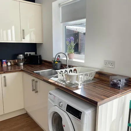 Spacious 3 Bed With Driveway 度假居 *