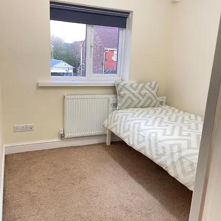 Spacious 3 Bed With Driveway *