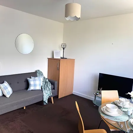 Chic Trafford Apartment, Private Underground Parking, Fast Wi-fi, Self Check-in Anytime, 5 Mins To Old Trafford Stadium * マンチェスター