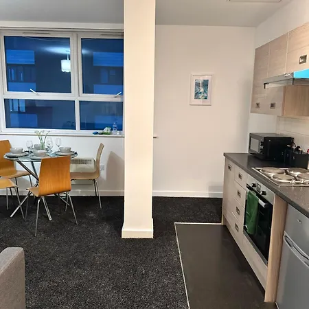 The Trafford Luxe , Garage Parking, Self Check-in Anytime - Perfect For Late Arrivals, Ultra- Fast Wi-fi, 5 Mins To Old Trafford Stadium