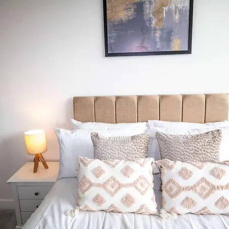 Modern And Sleek 2 Bed Flat In *