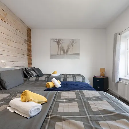 Long 3br House With Parking Manchester