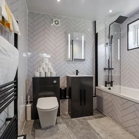 Long 3br House With Parking * Manchester