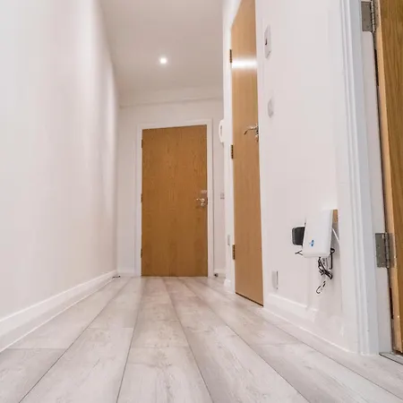 Stunning Modern 2 Bed Flat, With Parking, Near Town