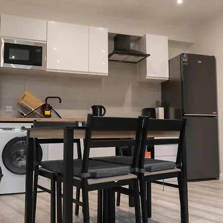 Stunning Modern 2 Bed Flat, With Parking, Near Town *