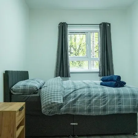 Stunning Modern 2 Bed Flat, With Parking, Near Town