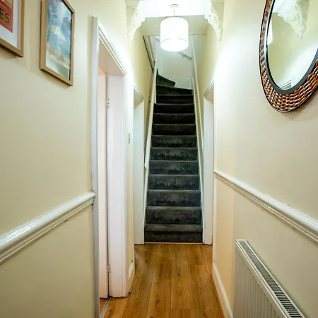 Newly Furnished Cosy 3 Bed 20mins From Center Manchester