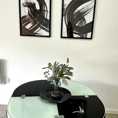 Serene 2-bed Flat With Canal Views - Coop Live & Ethiad מנצ'סטר