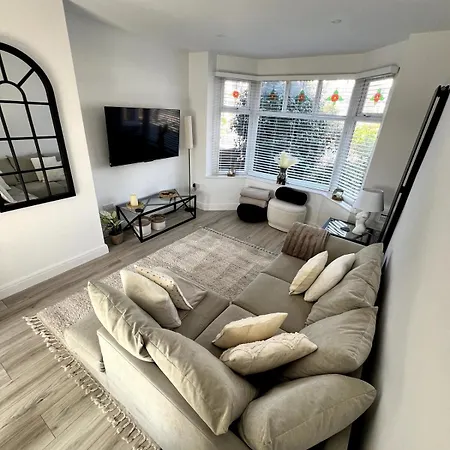 Spacious, Cosy & Stylish 3 Bed In Salford, Near Trafford Park - Free Parking *