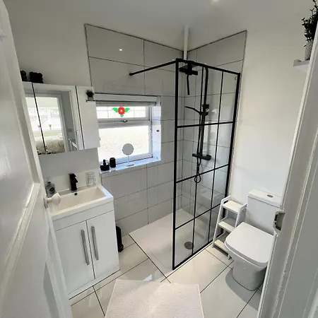 Casa de Férias Spacious, Cosy & Stylish 3 Bed In Salford, Near Trafford Park - Free Parking