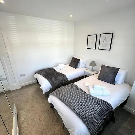 Spacious, Cosy & Stylish 3 Bed In Salford, Near Trafford Park - Free Parking *