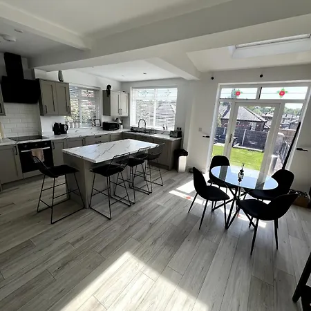 Spacious, Cosy & Stylish 3 Bed In Salford, Near Trafford Park - Free Parking * Manchester