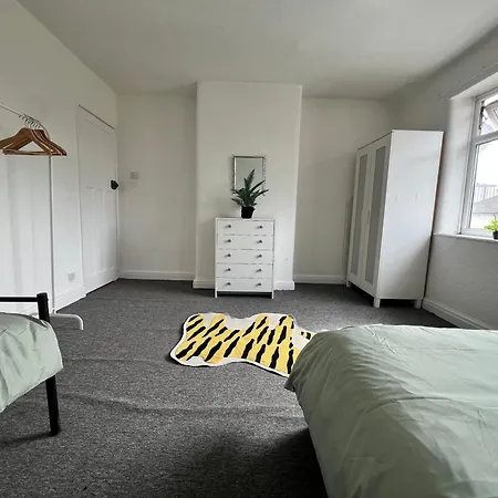 Spacious House Close To With Free Parking * マンチェスター