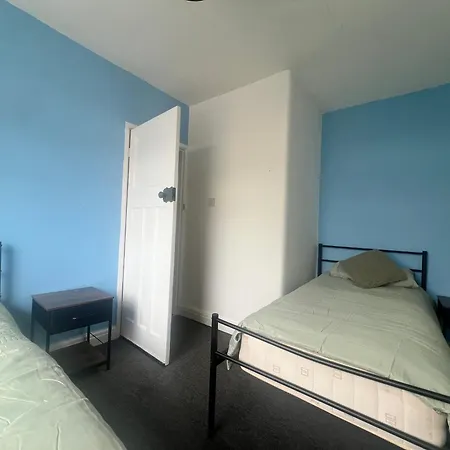 Spacious House Close To With Free Parking マンチェスター