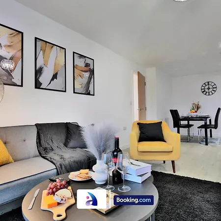 Modern 2 Bed, 2 Bath With Ensuite By Avalora Short Lets & Serviced Salford With Balcony, Near Tram Stop Salford Quays Apartamento Mánchester