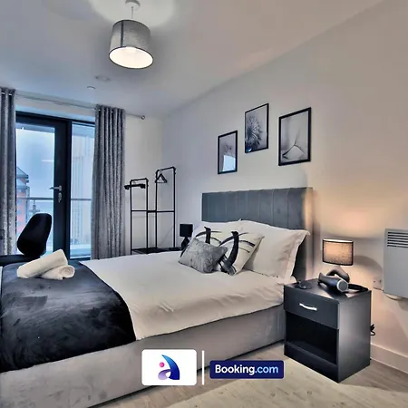 Modern 2 Bed, 2 Bath With Ensuite By Avalora Short Lets & Serviced Salford With Balcony, Near Tram Stop Salford Quays *