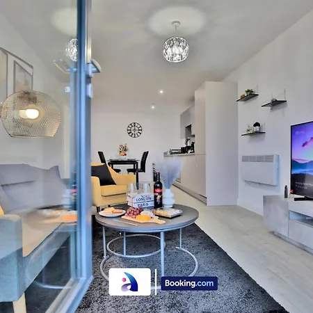 Modern 2 Bed, 2 Bath With Ensuite By Avalora Short Lets & Serviced Salford With Balcony, Near Tram Stop Salford Quays Apartamento