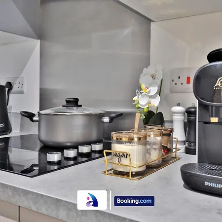 Daire Modern 2 Bed, 2 Bath With Ensuite By Avalora Short Lets & Serviced Salford With Balcony, Near Tram Stop Salford Quays *