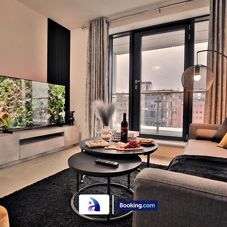 Modern 2 Bed, 2 Bath With Ensuite By Avalora Short Lets & Serviced Salford With Balcony, Near Tram Stop Salford Quays Daire