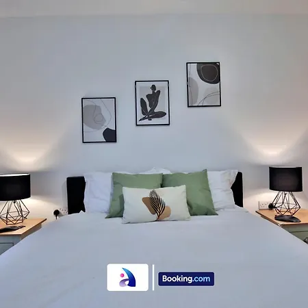 Apartamento Modern 2 Bed, 2 Bath With Ensuite By Avalora Short Lets & Serviced Salford With Balcony, Near Tram Stop Salford Quays