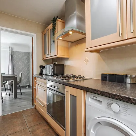Holiday home Boutique 3bd Opposite Etihad & Coop - Free Parking - Pool Table *