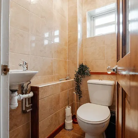 Holiday home Boutique 3bd Opposite Etihad & Coop - Free Parking - Pool Table *