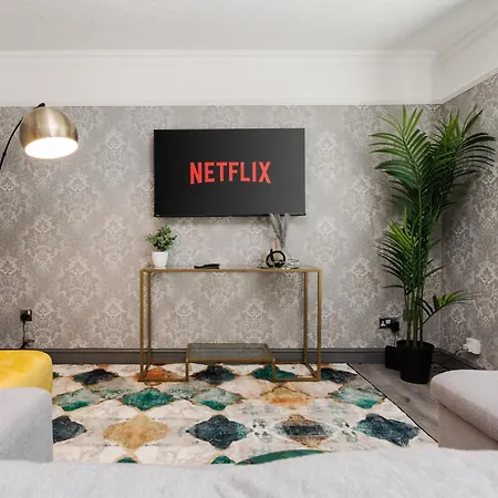 Holiday home Boutique 3bd Opposite Etihad & Coop - Free Parking - Pool Table Manchester