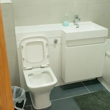 Apartment Comfortable Spacious 2 Bed Flat With Parking