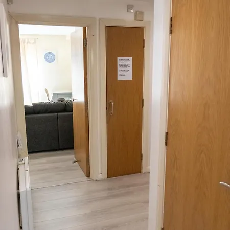 Comfortable Spacious 2 Bed Flat With Parking Apartment *