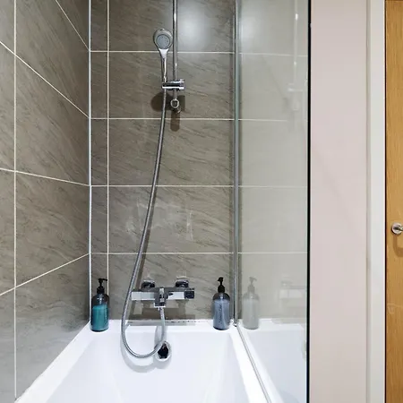 With 2 Parking Spaces! Μάντσεστερ