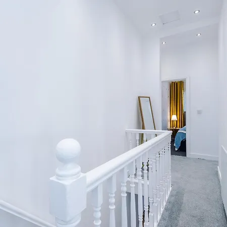 Holiday home Stunning In Salford With Free Parking, Office, Pool & Ping Pong Table Manchester