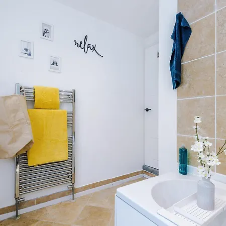 Holiday home Stunning In Salford With Free Parking, Office, Pool & Ping Pong Table Manchester