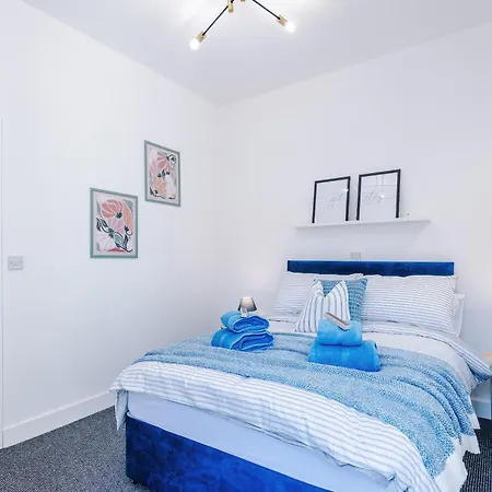 Holiday home Stunning In Salford With Free Parking, Office, Pool & Ping Pong Table Manchester