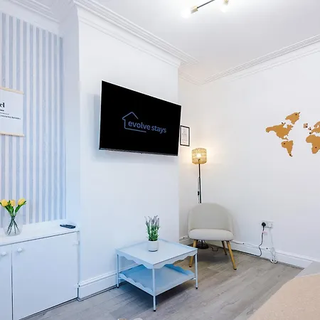 Holiday home Stunning In Salford With Free Parking, Office, Pool & Ping Pong Table Manchester