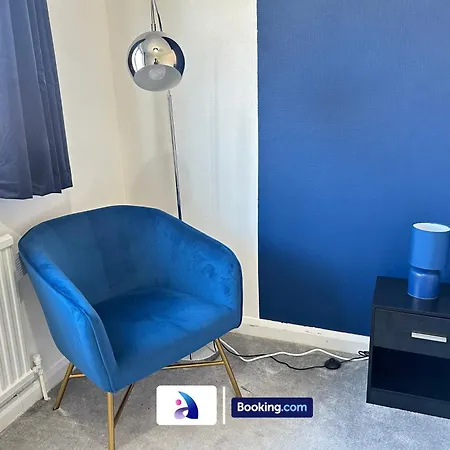 度假居 Discounted - 3-bed By Avalora Short Lets & Serviced Old Trafford With Pool & Tennis Table - Driveway 曼彻斯特