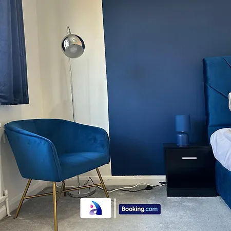 度假居 Discounted - 3-bed By Avalora Short Lets & Serviced Old Trafford With Pool & Tennis Table - Driveway