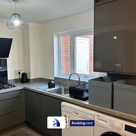 度假居 Discounted - 3-bed By Avalora Short Lets & Serviced Old Trafford With Pool & Tennis Table - Driveway *