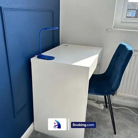 Discounted - 3-bed By Avalora Short Lets & Serviced Old Trafford With Pool & Tennis Table - Driveway 度假居 *