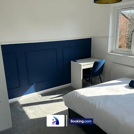 Discounted - 3-bed By Avalora Short Lets & Serviced Old Trafford With Pool & Tennis Table - Driveway 曼彻斯特