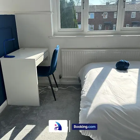 度假居 Discounted - 3-bed By Avalora Short Lets & Serviced Old Trafford With Pool & Tennis Table - Driveway