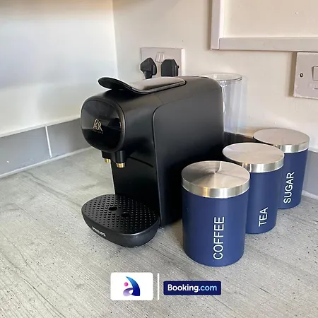 Discounted - 3-bed By Avalora Short Lets & Serviced Old Trafford With Pool & Tennis Table - Driveway 度假居 *