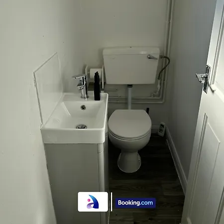 Discounted - 3-bed By Avalora Short Lets & Serviced Old Trafford With Pool & Tennis Table - Driveway