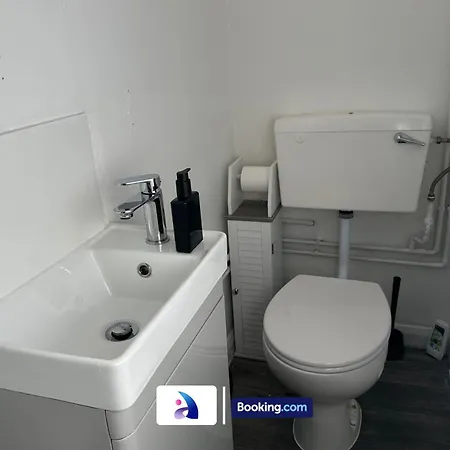 度假居 Discounted - 3-bed By Avalora Short Lets & Serviced Old Trafford With Pool & Tennis Table - Driveway 曼彻斯特