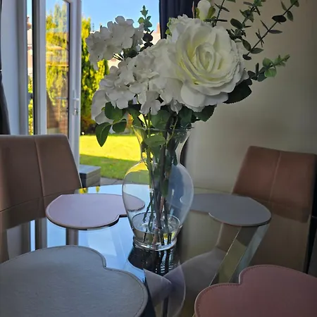 The Heart - Cosy 3 Bedroom House With Double Driveway And Garden In