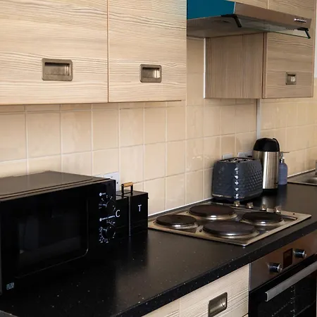 Chic Trafford Apartment, Private Underground Parking, Fast Wi-fi, Self Check-in Anytime, 5 Mins To Old Trafford Stadium