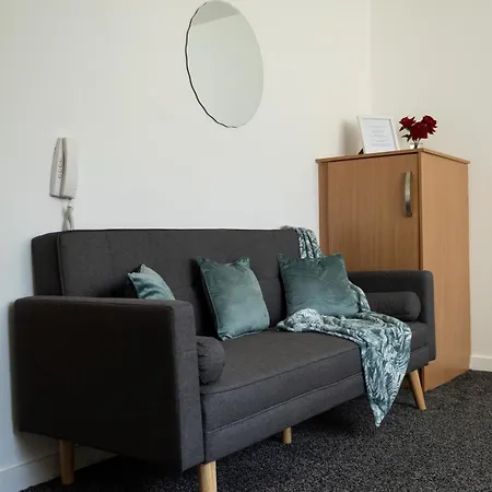 The Trafford Luxe , Garage Parking, Self Check-in Anytime - Perfect For Late Arrivals, Ultra- Fast Wi-fi, 5 Mins To Old Trafford Stadium Appartamento