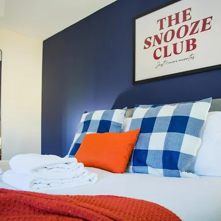 Comfy 3br - Near Deansgate - Perfect For Work, Leisure & Stadium Visits With Parking *